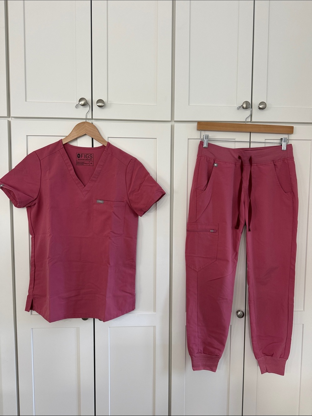 Figs Women's Magenta Jogger Scrub Set